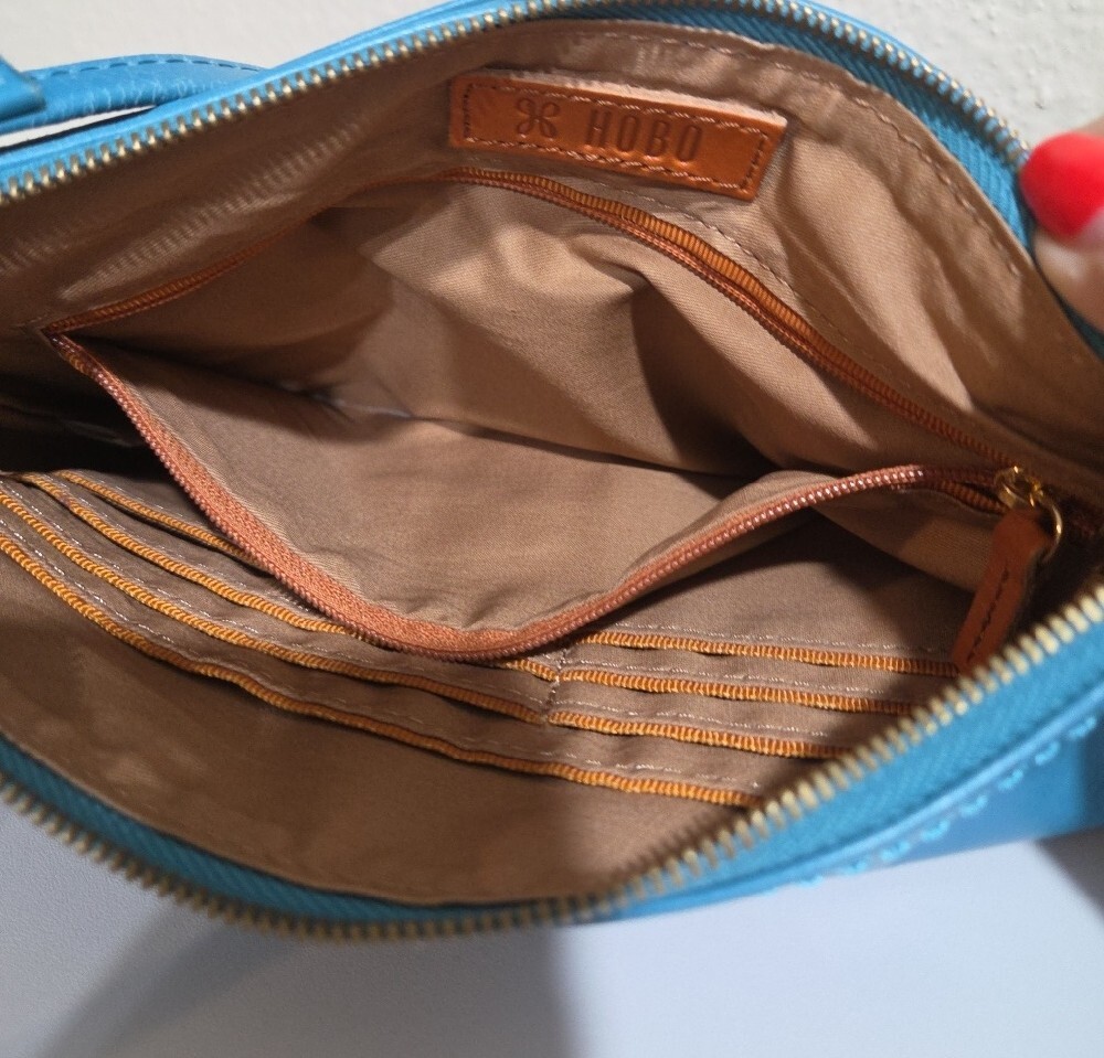 Beautiful Hobo Blue Leather Crossbody Bag - Sleek Everyday Shoulder Bag - Picture 3 of 3